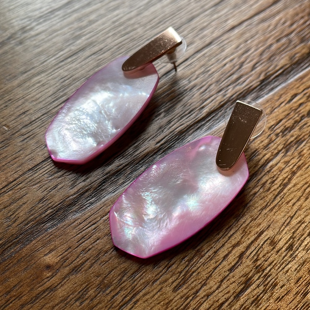 Kendra Scott Aragon Rose Gold Earrings Pink MOP - Picture 2 of 3
